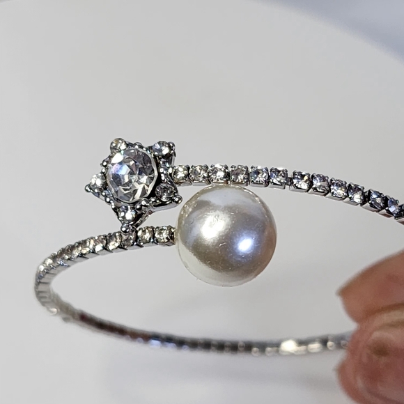 Flexible Crystal Star and Faux Pearl Bangle Bracelet - Picture 3 of 7